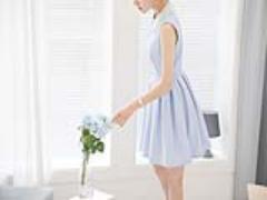 春から夏にシフトする。アイスブルーネイルで、指先から夏を呼び込んで♡