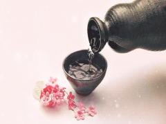 日本酒は昔、化粧水代わりだった！外側から摂取して美肌になれる♡