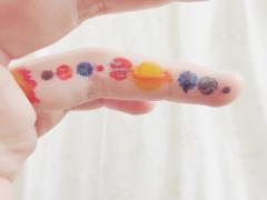 物をつかむ時は〇指で。エレガンスなモテ女から学ぶ指先の仕草講座♡