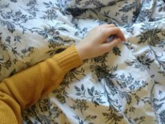 ゴロゴロするだけでラク痩せしよっ♡1日5分の「ゴロ寝ヨガ」でほっそり美bodyに