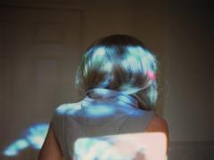 指先の小さな窓に光を透かして。ステンドグラスネイルで透明感を手に入れて