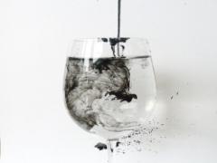 季節感も意識した黒がいい。重すぎないクリアブラックネイル