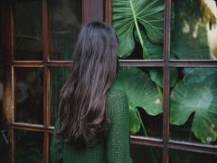 「暗くしたいけど、地味はイヤ」を叶える、暗髪✕透け感✕しっとりヘアカラー集