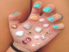 夏を呼び寄せるカラーを指先に。鮮やかなターコイズネイルに一目惚れ♡