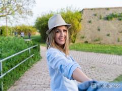 ただの女友達から気になる彼女に！男性に意識させる5つのアピール