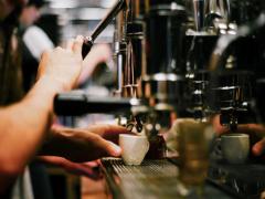 お客さんを見てカップを選んでくれる。レトロな雰囲気の純喫茶"茶亭羽當"って？