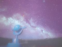 満点の星空を指先に。美しくて見惚れる“プラネタリウムネイル”