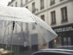 傘を持つ手が素敵でした。梅雨こそ目を引く”褒められ手”の作り方