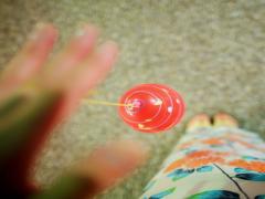 袖から、裾から彼にチラ見せ。水風船ネイルで心弾ける夏の夜を