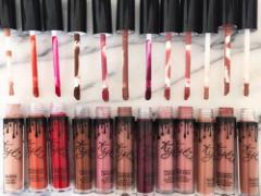 口元を彩るのは、魅惑の深紅。夏のお色気メイクは “プラムレッド” が鍵を握る