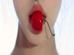 まあるいフォルムにきゅんっ♡とれたて”さくらんぼネイル”で爪にも旬をのせましょう