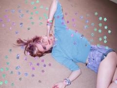 太陽よりも、きらめく私に。夏こそ試したい”キラキラネイル”のデザイン4つ