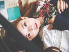 夏の日差しが似合う彼女。クリアな肌にピンク✕水色のポイントメイク