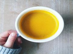 黄色のラテがnextブーム。紫外線予防に効く「ターメリックラテ」が話題沸騰中