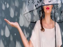 梅雨のヘアトラブルを味方に変える。”ストレートヘア×濡れ感”でジューシーな色っぽ女に