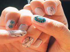 ＋コンチョのワンポイントで大人っぽさを加えて。8月に挑戦したいコンチョネイル