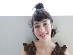 ちょっぴりスパイスの効いたお団子ヘア。"Hun"で甘辛アレンジを制しましょ♩