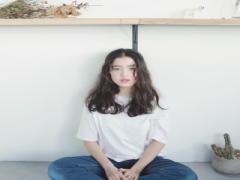 アンニュイな表情で視線を独り占め。ゆるウェーブで抜け感ヘアをＧＥＴセヨ