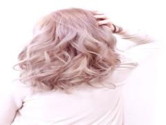 大好きなカラーは髪にも。ピンクアッシュのヘアスタイルにみんな夢中♡