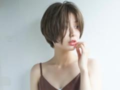 寝ぼけ眼な髪を揺らして。インナーアイテムとヘアスタイルで奏でる朝リズム