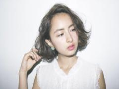 大人の色気はツヤメイクで作る。濡れ・抜け感まぶたで作る“伏し目美女”に視線集中