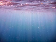 この夏、地味顔に魔法がかかる。ツヤときらめきを操る「天然石メイク」