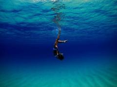 海のような世界をあなたに。for セルフネイル派さん、青ラメポリッシュで作る夏物語