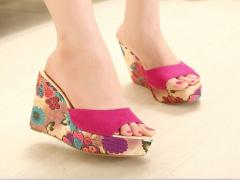 主役級サンダルにフットネイルを掛け合わせてこの夏の”足元クイーン”の座はいただき♡