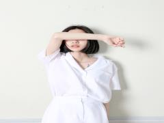 シンプルなのに可愛いあの娘。白T＋ツヤ感メイクが今の気分なの！