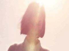 モードが都会を駆け抜ける。長さを超えた躍動感を引き出す“ラフカジショート”