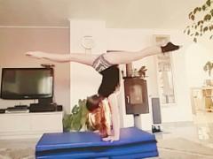 1度は憧れたあの技を、女の子でも出来る挑戦しやすいアクロバット