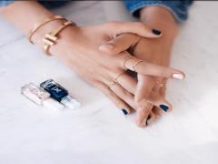 夏でも渋いオンナが格好いい。“渋ネイル”で大人の涼しげな指先を作り上げて