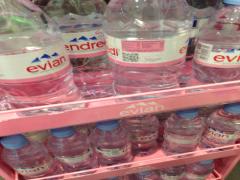 みんなと同じは嫌なんです！evianを上回るおしゃれなラベルのスマホケース♡