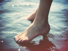 何だか周りは赤ばっか。あえての青系フットネイルでお目立ち大作戦