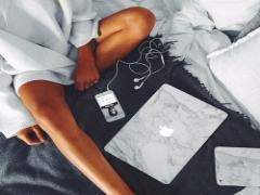 勉強中も仕事中も可愛くありたい。ステッカーでMac Bookもオシャレに♡