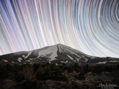 「見て、星の雨が降ってきた。」日本人写真家の“星空アート”に心を奪われる