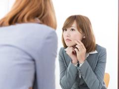 メイクは肌荒れの原因になる？