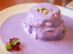 衝撃の紫色！ヤミツキ確実の「ウベパンケーキ」を味わえるカフェが三軒茶屋にOPEN
