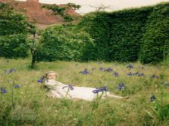 草花たちに愛を感じて。ナチュラル派に贈るカラー別“ボタニカルネイル”15選