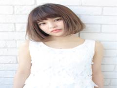 夏を楽しむHAPPYサマーガール！白Tシャツに映えるグラデーションヘアカラー