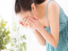 シャワーで顔を洗うのはだめ？医師が教える正しい洗顔方法