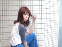 再び人気上昇中！ミディアムウルフでちょっぴり個性的な女の子に