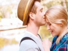 ●●の前で“チュッ”！ 女子が憧れる「キスのシチュエーション」５