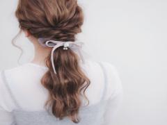 ローポニーテールで上品ヘアアレンジ♡ちょっとした工夫で可愛さ倍増