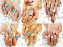 夏バージョンの“大理石ネイル”で目を引く指先へ