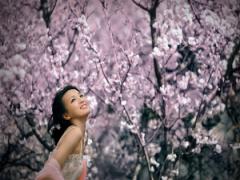 手ぐしでかきあげるのがトレンドの「おフェロ」！アップバングヘアの魅力とは