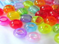 カラフルな粒たちのアート。エスニックな雰囲気のビーズネイルが秋っぽ可愛い♡