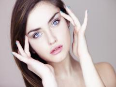 耳の次はコレ！こめかみチークでオトナなほんのり色っぽフェイスに