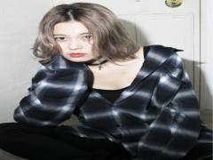 チラリとのぞかせるこなれ顔。センターパ―トが叶える‟良いとこ取り”スタイリング論