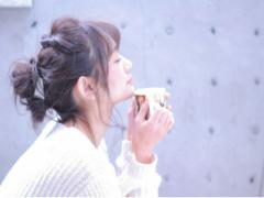 進化系お団子ヘアの真骨頂。崩すだけの簡単3分、"メッシーバン"完全攻略